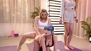 Horny babe Jewelz Blu swan around over to be fucked by shemale Emma Rose